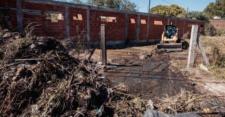 Tras denuncia vecinal, retiran ocho toneladas de basura en un baldío privado de barrio Parque República