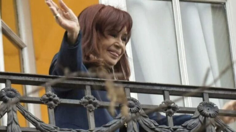 Una agrupación de mujeres llevó “tobilleras de flores” a la casa de Cristina Kirchner y pidió su libertad