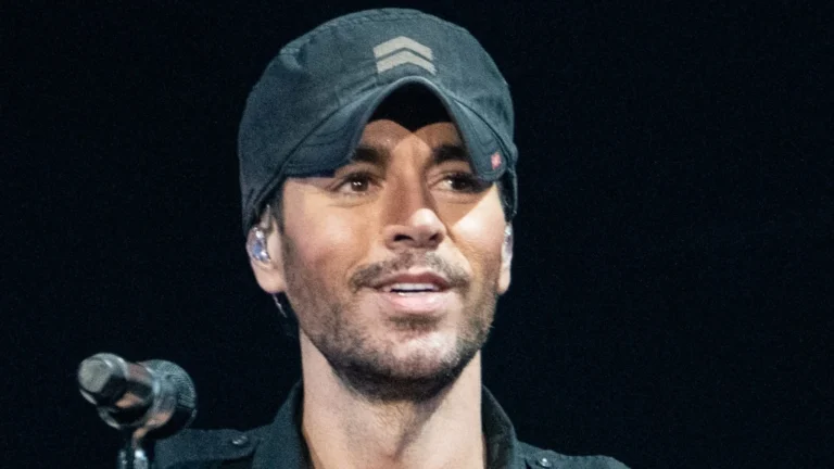 Enrique Iglesias presenta el remix de «La Botella»