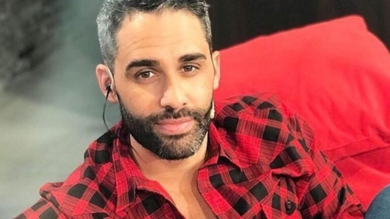 El tremendo golpe del Pollo Álvarez: se cayó del escenario y mostró los moretones en vivo