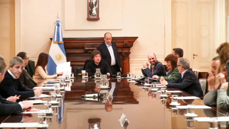 Milei convocó a una nueva reunión de Gabinete tras el fallo por YPF