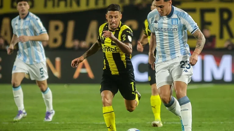 Los hinchas de Racing lanzaron fuegos artificiales frente al hotel donde se hospeda Peñarol