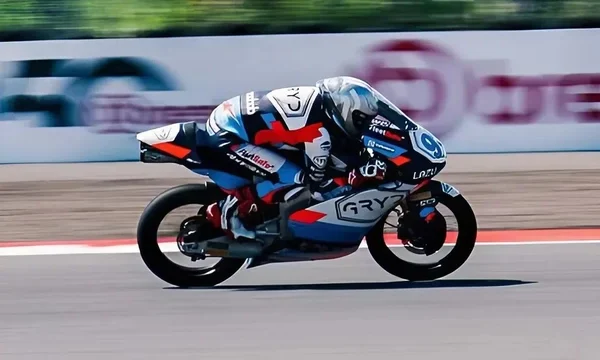 Morelli y Perrone brillaron en Valencia: gran clasificación argentina en el cierre de Moto3