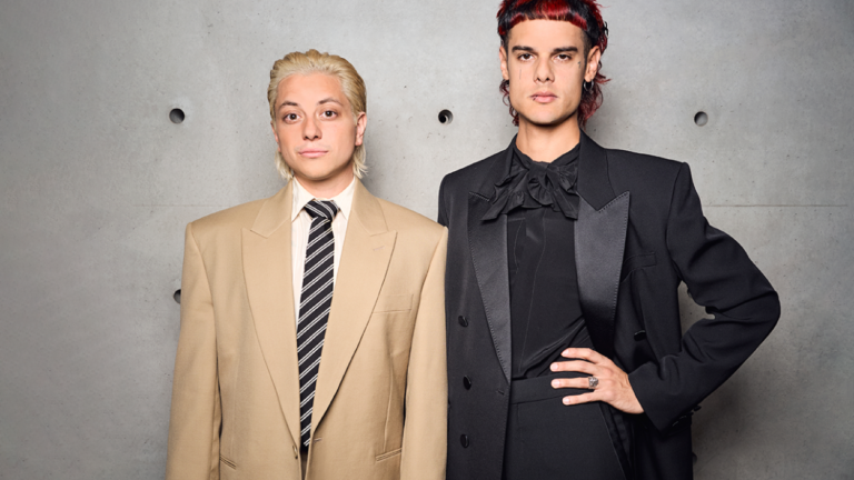 Ca7riel & Paco Amoroso lanzan “Top of the Hills”, el álbum que redefine su era