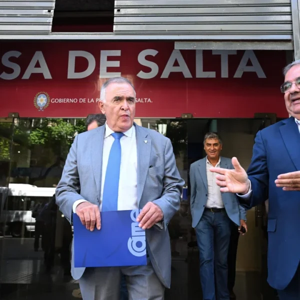 Los gobernadores dialoguistas negocian con Diego Santilli el apoyo a la reforma laboral de Milei