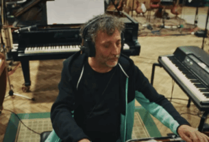 Fito Páez estrena “Maldivina y Turbialuz”, el videoclip final de Novela grabado en Abbey Road